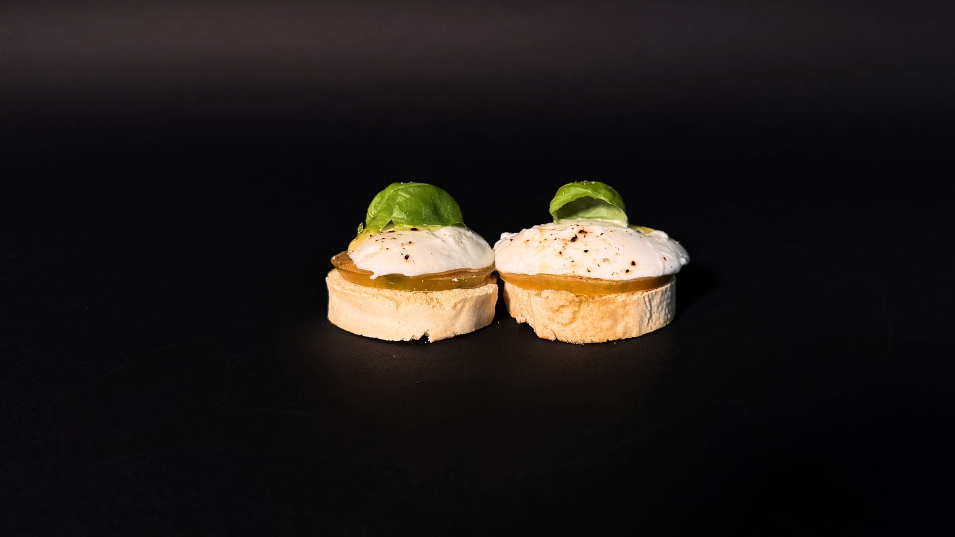Bruschetta pomodoro, mozzarella e basilico