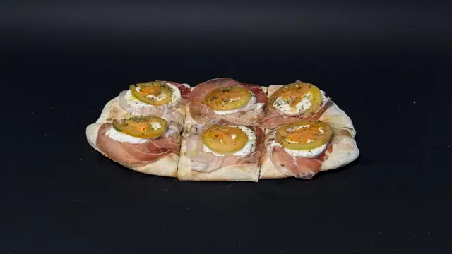Prosciutto crudo · fior di latte · pomodoro verde · origano · olio d'oliva · basilico