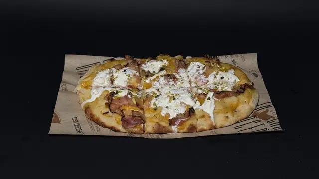 Salsa di datterino giallo · pancetta arrotolata · stracciatella · granella di pistacchio · olio d'oliva · pepe