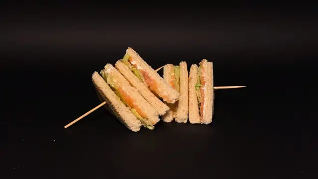 Salmone · philadelphia · insalata · olio d'oliva · pepe