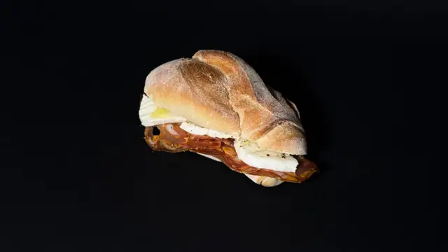Salame piccante · fior di latte · patè di olive nere