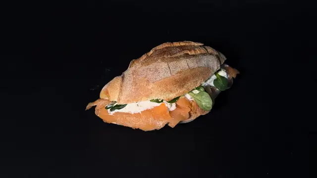 Salmone · stracciatella · valeriana · olio d'oliva · pepe